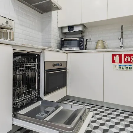 Daire Charming In Bairro Alto By Lovelystay Lisboa